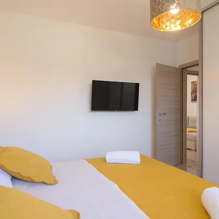 Barbara & Zoran With Heated Swimming Pool Apartment