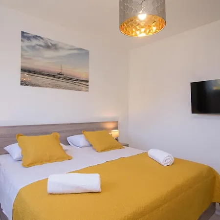 Barbara & Zoran With Heated Swimming Pool Apartment