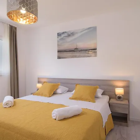 Barbara & Zoran With Heated Swimming Pool Apartment Seget Vranjica