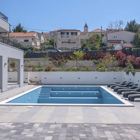 Barbara & Zoran With Heated Swimming Pool Apartment