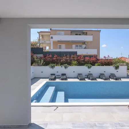 Apartment Barbara & Zoran With Heated Swimming Pool