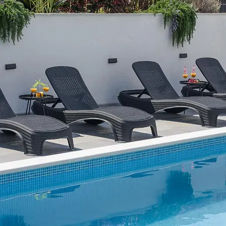 Barbara & Zoran With Heated Swimming Pool *