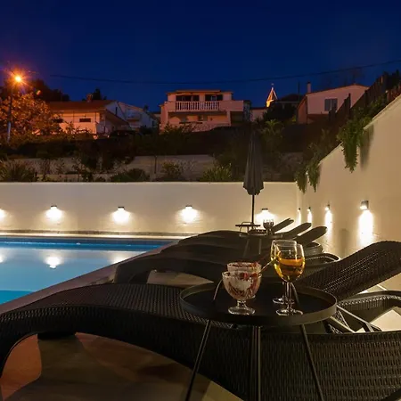 Barbara & Zoran With Heated Swimming Pool * Seget Vranjica