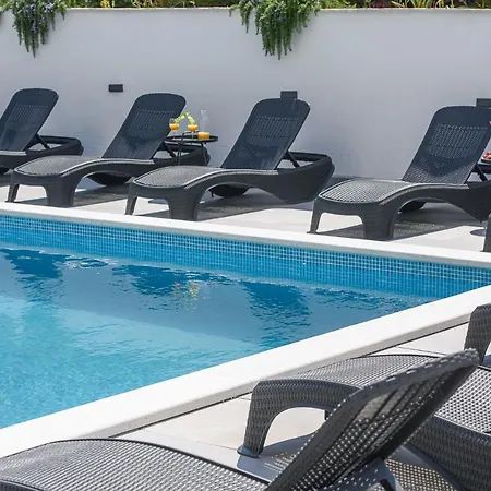 Apartment Barbara & Zoran With Heated Swimming Pool