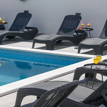 Barbara & Zoran With Heated Swimming Pool Apartment