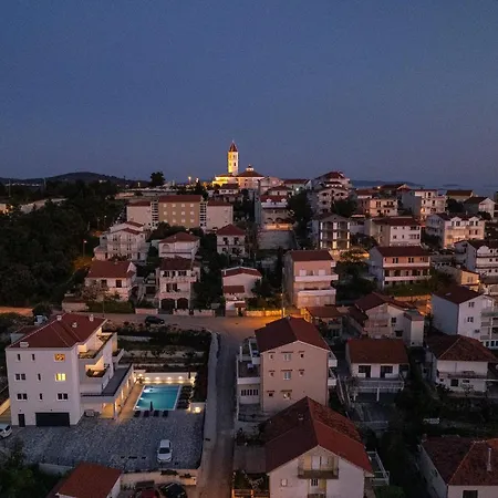 Barbara & Zoran With Heated Swimming Pool Apartment Seget Vranjica