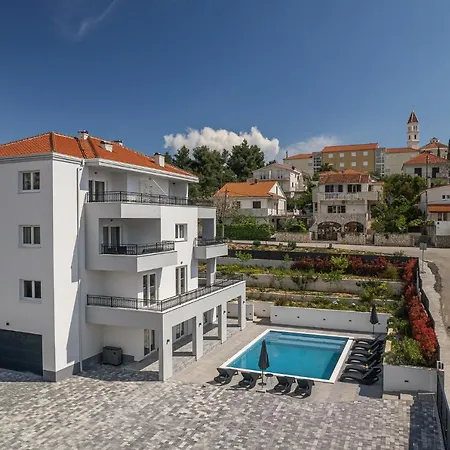 Barbara & Zoran With Heated Swimming Pool Apartment
