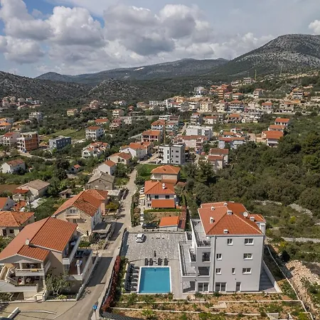 Barbara & Zoran With Heated Swimming Pool Apartment *