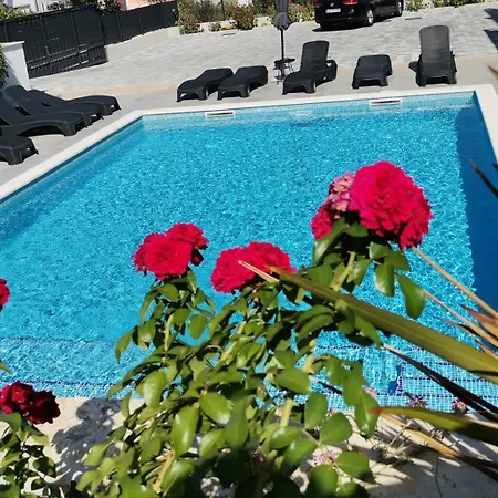 Barbara & Zoran With Heated Swimming Pool *