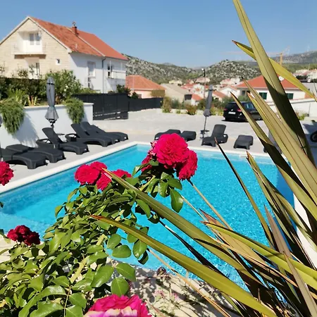 Barbara & Zoran With Heated Swimming Pool Apartment *