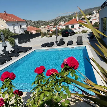 Apartamento Barbara & Zoran With Heated Swimming Pool *