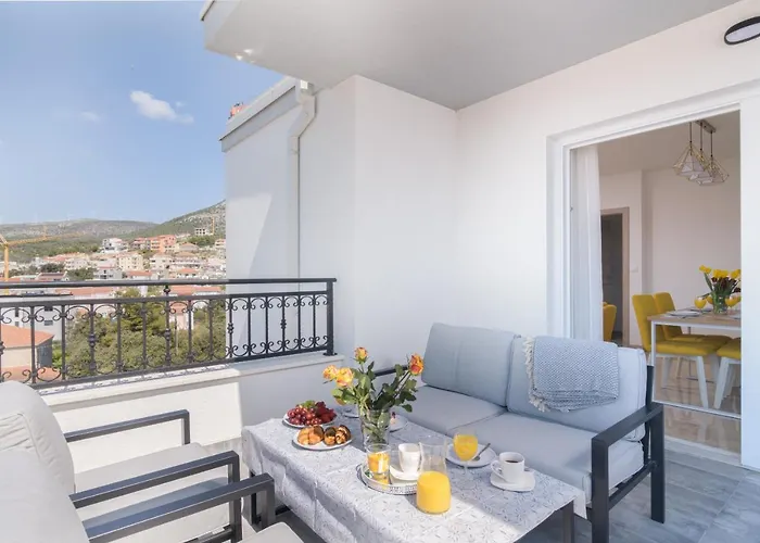 Barbara & Zoran With Heated Swimming Pool Apartamento