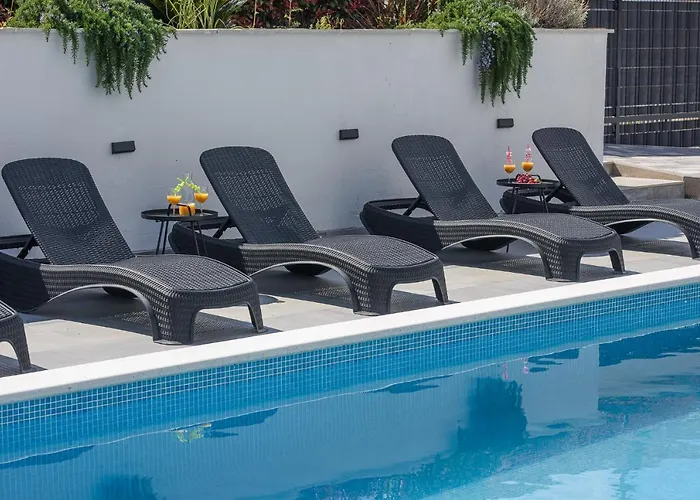 Barbara & Zoran With Heated Swimming Pool *