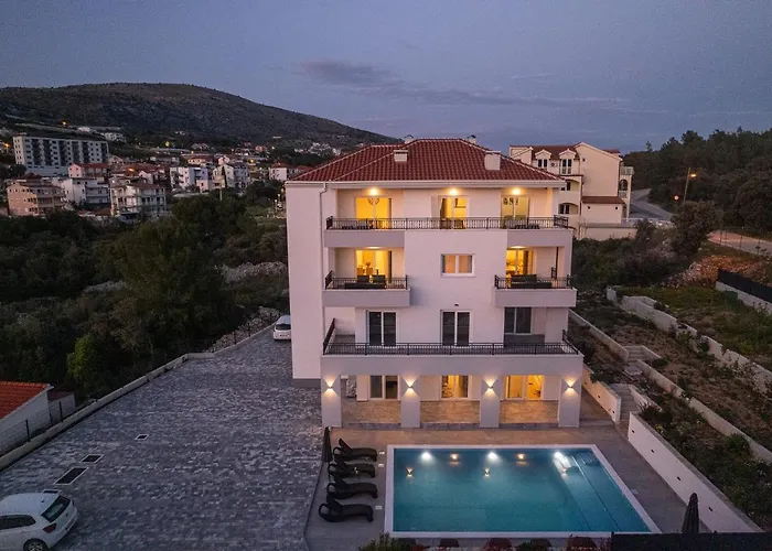 Barbara & Zoran With Heated Swimming Pool *