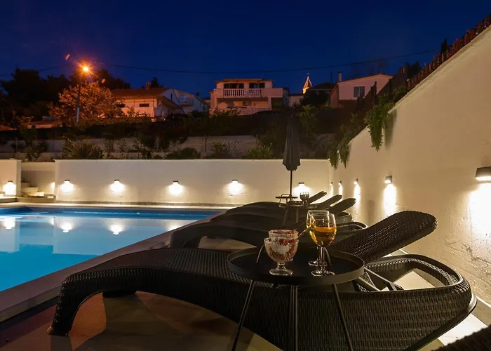 Barbara & Zoran With Heated Swimming Pool * Seget Vranjica