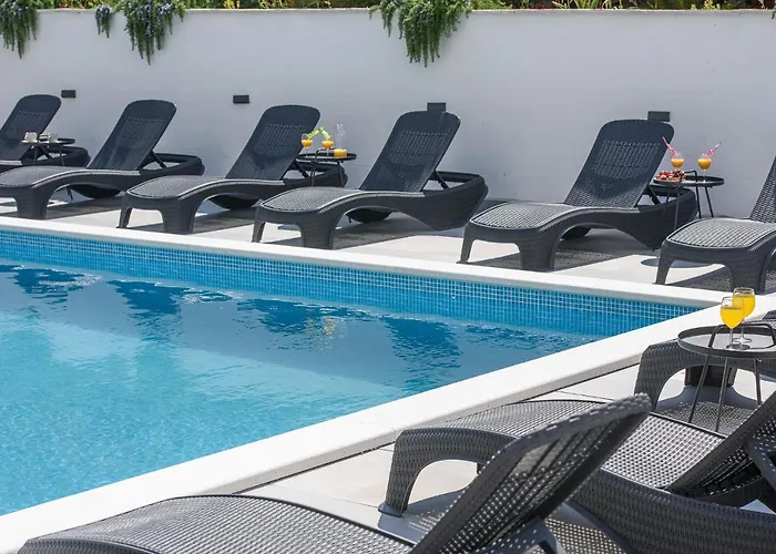 Apartamento Barbara & Zoran With Heated Swimming Pool