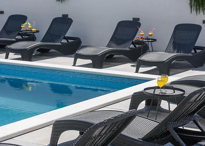 Barbara & Zoran With Heated Swimming Pool Apartamento
