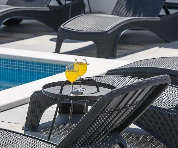 Apartamento Barbara & Zoran With Heated Swimming Pool Seget Vranjica