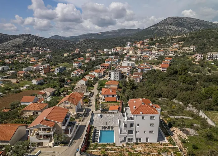 Barbara & Zoran With Heated Swimming Pool Apartamento *