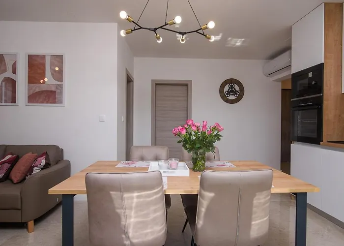 Barbara & Zoran With Heated Swimming Pool Apartamento Seget Vranjica