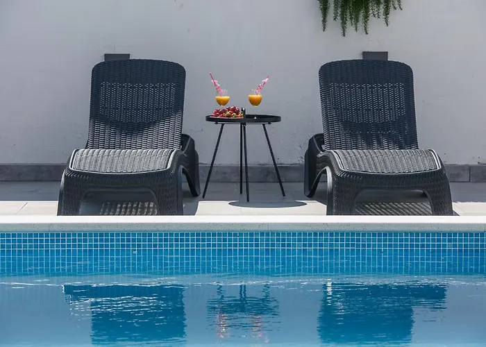Barbara & Zoran With Heated Swimming Pool Seget Vranjica