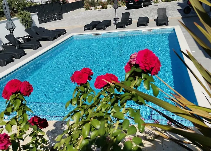 Barbara & Zoran With Heated Swimming Pool *