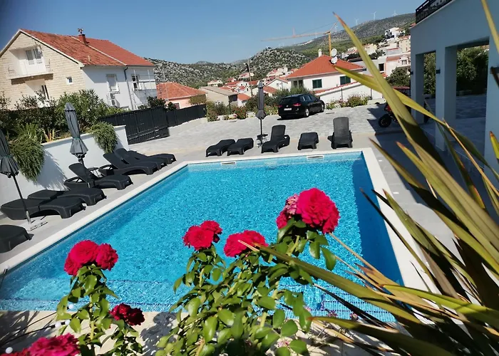 Apartamento Barbara & Zoran With Heated Swimming Pool *